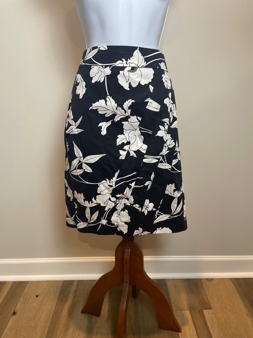 Suzy Shier Skirt Black White Floral Pencil Asymmetrical Pleat Lined Size 9 to 10